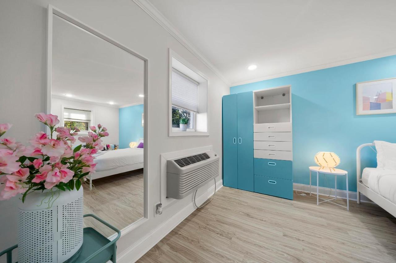 Local And Colorful Studio With Parking In Top Location